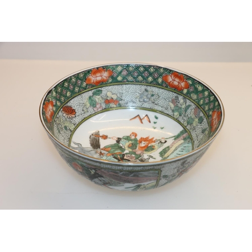 21 - Oriental bowl decorated with warriors and flowers, 20cm diameter.
