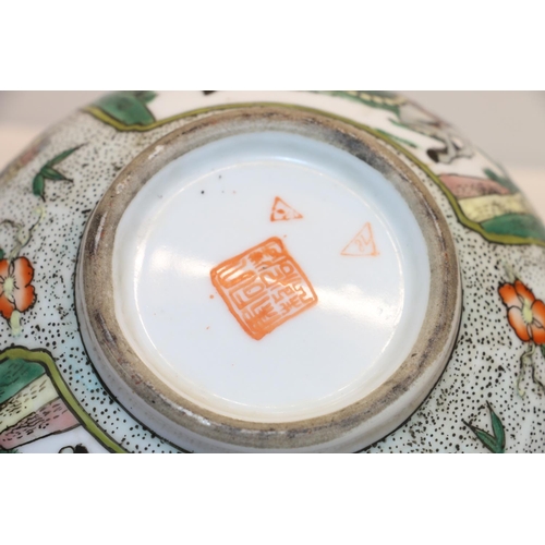 21 - Oriental bowl decorated with warriors and flowers, 20cm diameter.