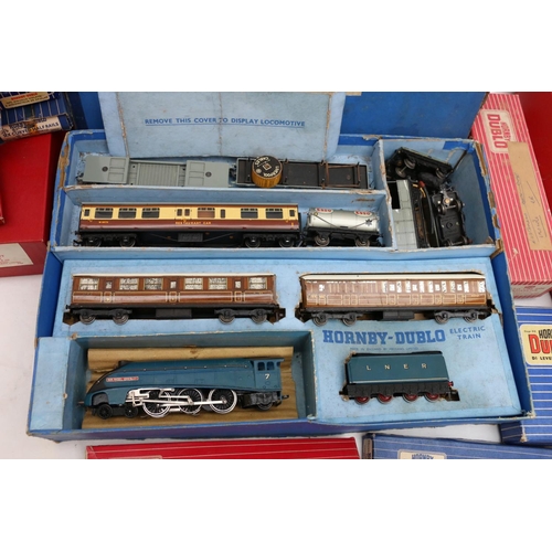 112 - Hornby Dublo OO gauge model railway including EDP1 Passenger Train Set with 4-6-2 Sir Nigel Gresley ... 