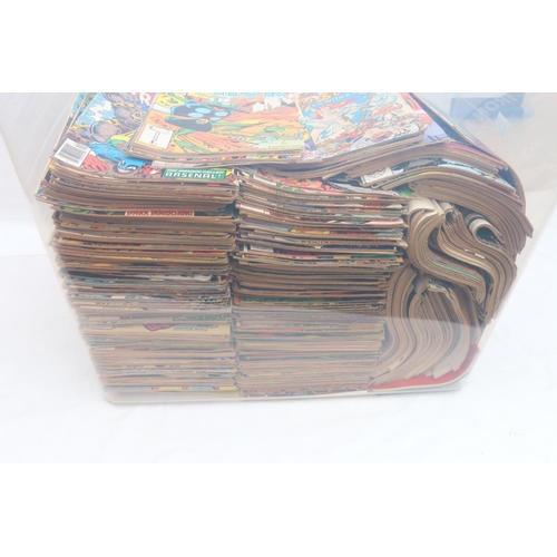 139 - A box of vintage comics to include Marvel and DC Comics including Red Sonja (1976), The Mighty Thor ... 