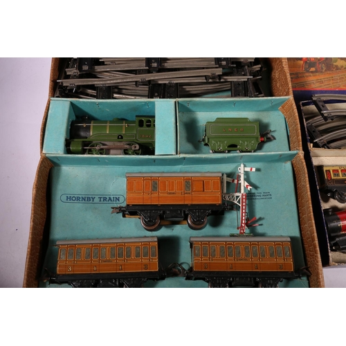 147 - Hornby OO gauge model railway clockwork tinplate No 501 Passenger Train Set with 0-4-0 tender locomo... 