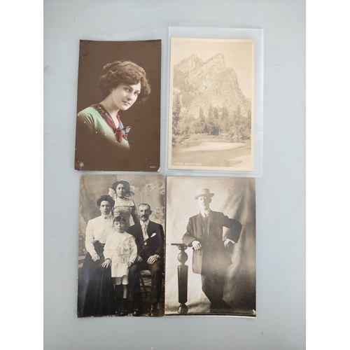 199 - Carton containing over 600 early 20th century postcards mostly of British and world topographical su... 