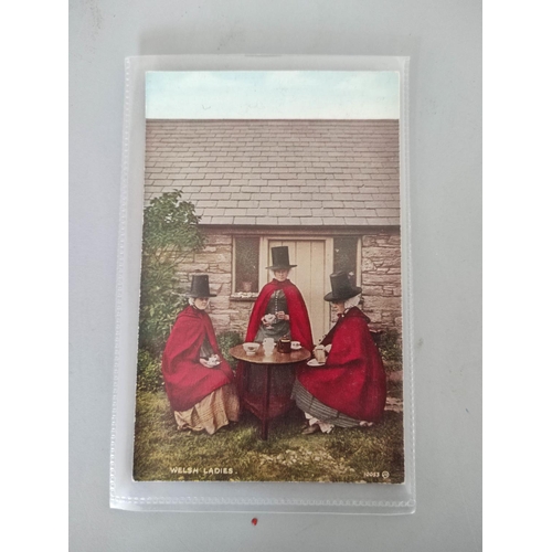 200 - Carton containing approximately 600 early 20th century postcards mostly of British topographical vie... 