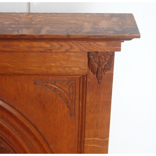 347 - English School: carved oak fire screen, carved with a floral cartouche to the centre, flanked by flo... 