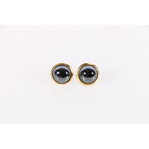 124 - Pair of 9ct gold hematite stud earrings, 5.2g.