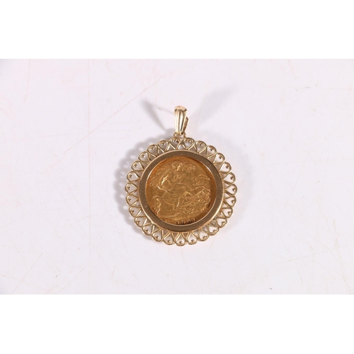 81 - 1901 half sovereign pendant in 9ct gold casing, 5.4g