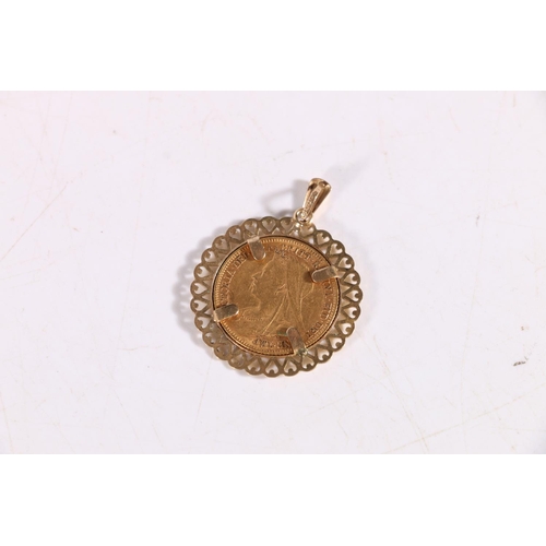 81 - 1901 half sovereign pendant in 9ct gold casing, 5.4g