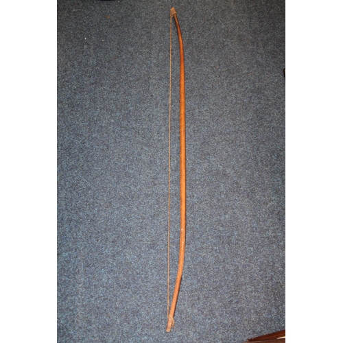 398 - African hunting bow, 153cm long.