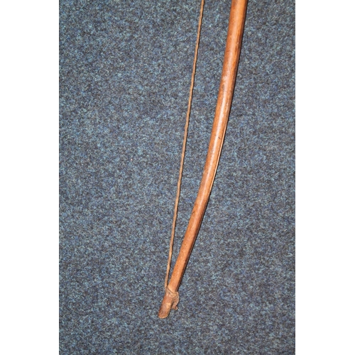 398 - African hunting bow, 153cm long.