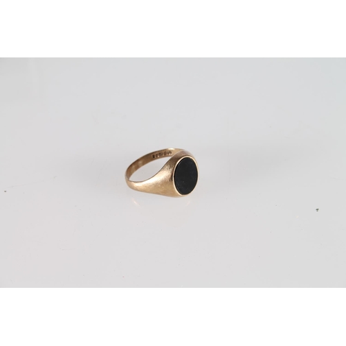 479 - 9ct gold gents signet ring set with black stone, possibly onyx, size Q 3.9g.