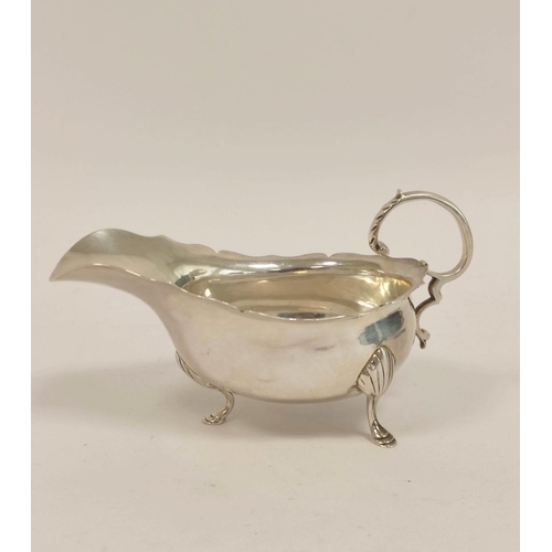 150 - Silver sauce boat of Georgian style with cut edge on pad feet, Birmingham 1904, 148g.