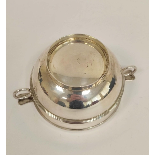 155 - Edwardian silver porringer bowl with twin flat top ring handles by Barracloughs, Chester 1908, 200g.