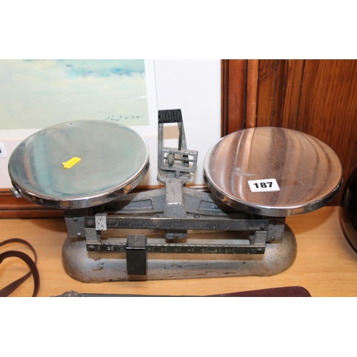 187 - Vintage set of scales.