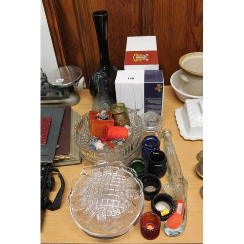 188 - Collection of glassware to include bowls, vase, etc.