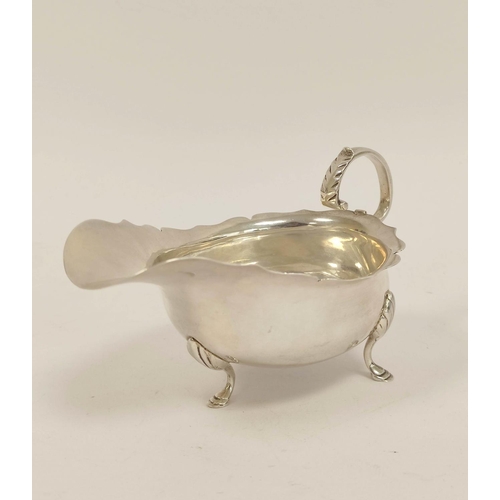 150 - Silver sauce boat of Georgian style with cut edge on pad feet, Birmingham 1904, 148g.