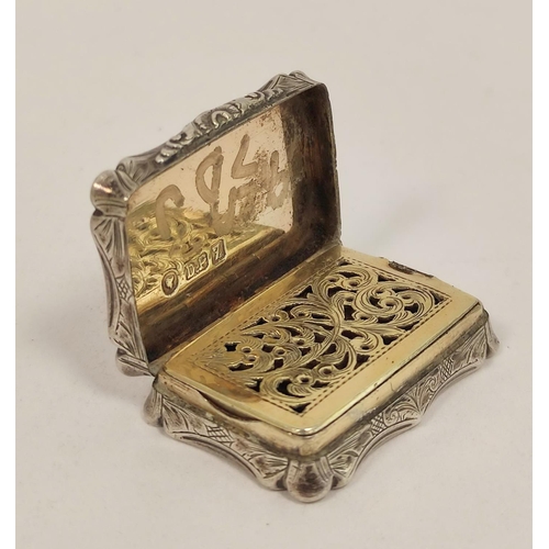 158 - Silver vinaigrette, engraved with waved sides, by David Pettifer, Birmingham 1848, 37mm x 25mm.