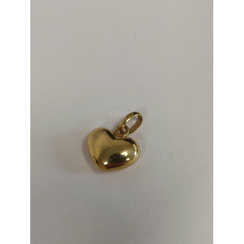 82 - 18ct gold heart pendant, 4.9g.