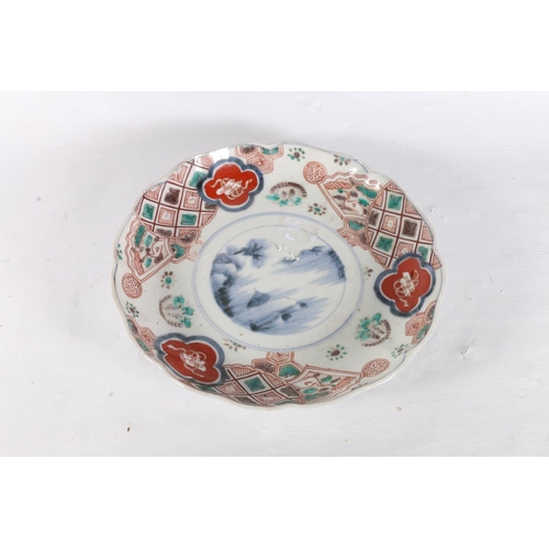 78 - Oriental Imari dish with shaped rim, 21cm diameter.