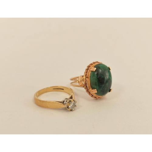 75 - Diamond solitaire ring and another malachite, in gold. 6.5g (2).