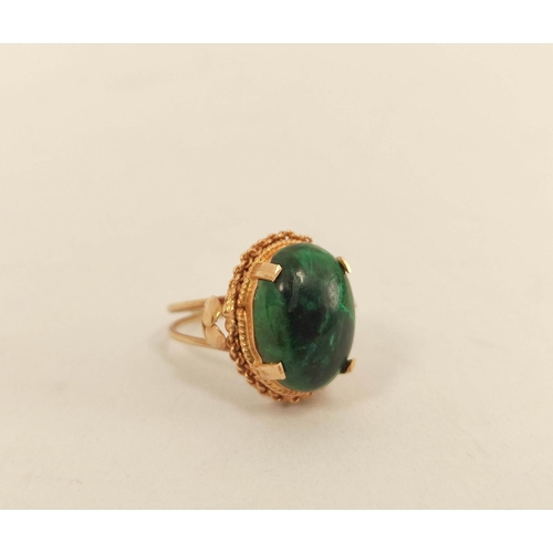 75 - Diamond solitaire ring and another malachite, in gold. 6.5g (2).