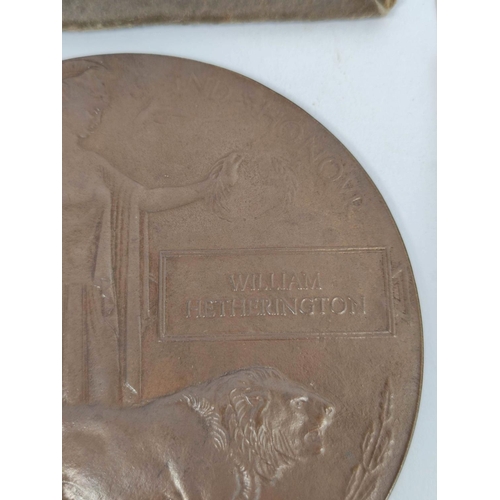 152 - WW1- Dead Man's Penny / Death Plaque awarded to William Hetherington. Complete with cardboard cover ... 