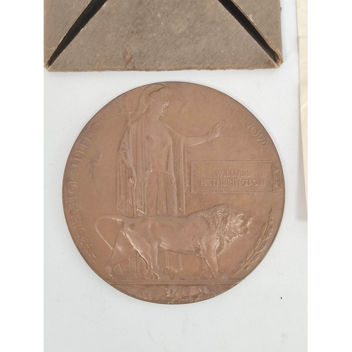 152 - WW1- Dead Man's Penny / Death Plaque awarded to William Hetherington. Complete with cardboard cover ... 