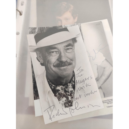 237 - Folder containing a collection of celebrity autographs to include Freddie Starr, Shanon Gless, Sandy... 