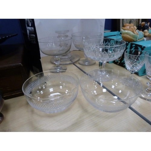 21 - Group of glassware to include a bowl on a knopped stand, finger bowls, assorted glasses, carnival gl... 