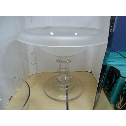21 - Group of glassware to include a bowl on a knopped stand, finger bowls, assorted glasses, carnival gl... 