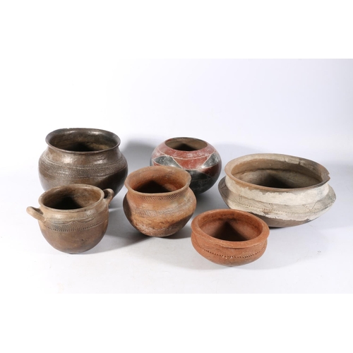 509 - Six African clay or pottery vessels including sgraffito examples (6).