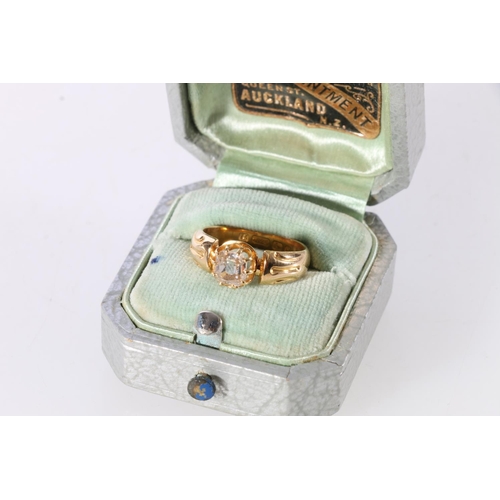 85 - 15ct gold diamond solitaire dress ring, the central diamond in claw setting, Birmingham, 4.9g.