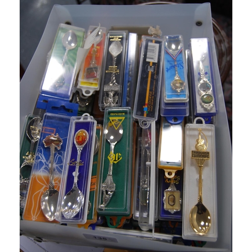 135 - Large quantity of modern souvenir spoons, mostly boxed.