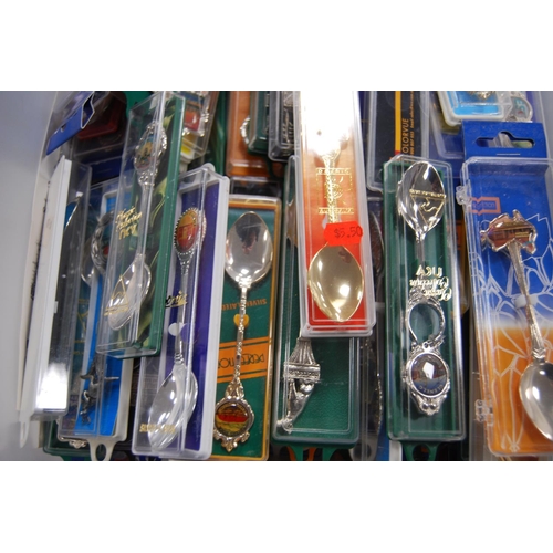 135 - Large quantity of modern souvenir spoons, mostly boxed.