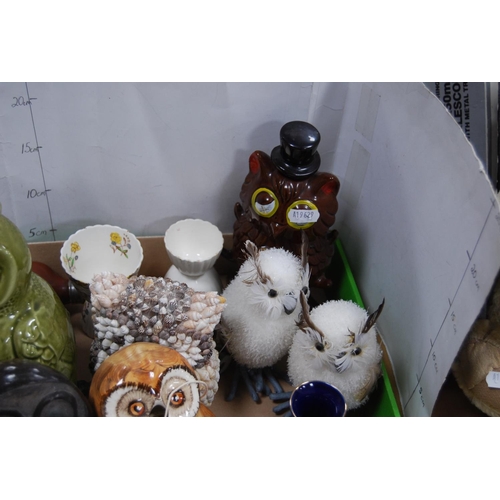 14 - Quantity of ceramic owl figures and ornaments to include a coin bank, also assorted porcelain orname... 