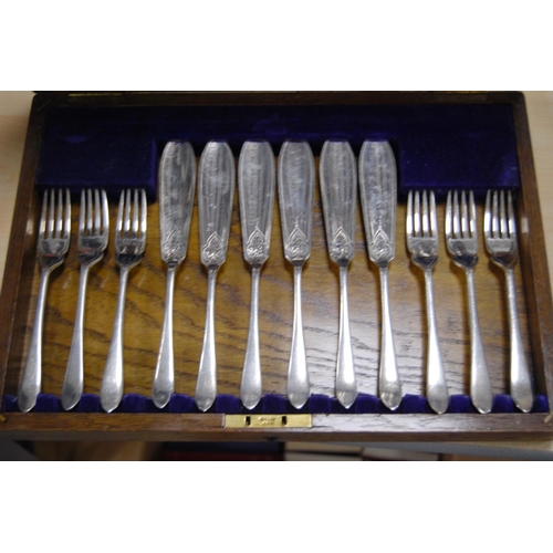 148 - Set of twelve EP fish knives and forks, in an oak case.