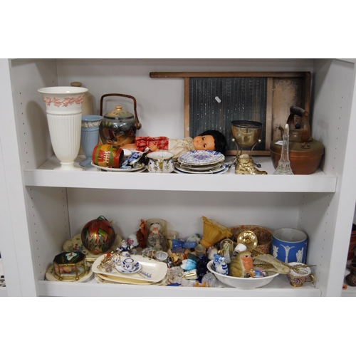 189 - Washboard, copper kettle, doll, Wedgwood vases, Mason's 'Regency' pattern plate and other plates, or... 