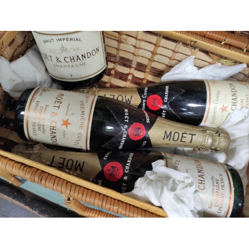 290 - Bottle of Moet & Chandon champagne, 750ml, and three half bottles of Moet & Chandon champagn... 