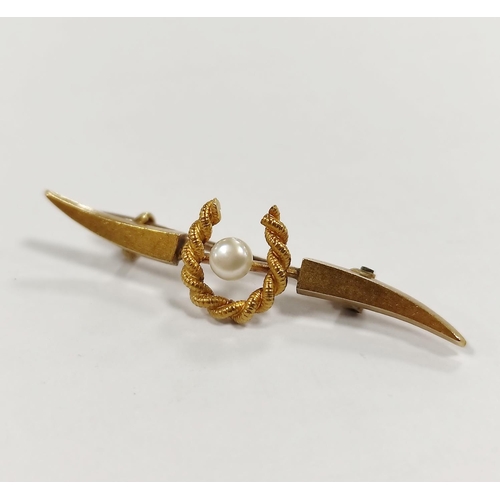 319 - 15ct gold and pearl brooch, 2g gross.