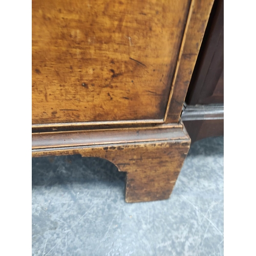 393 - 19th century three-drawer chest of drawers, with pine-lined drawers.