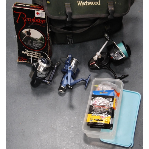 42 - Wychwood fishing bag containing Jumbo AF50 boat reel, Garcia Mitchell 386 reel and various other acc... 