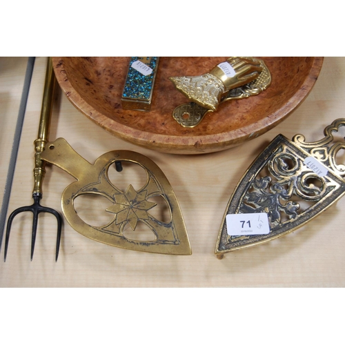 71 - Group of brass and copperwares to include 19th century brass trivet and other trivets, toasting fork... 