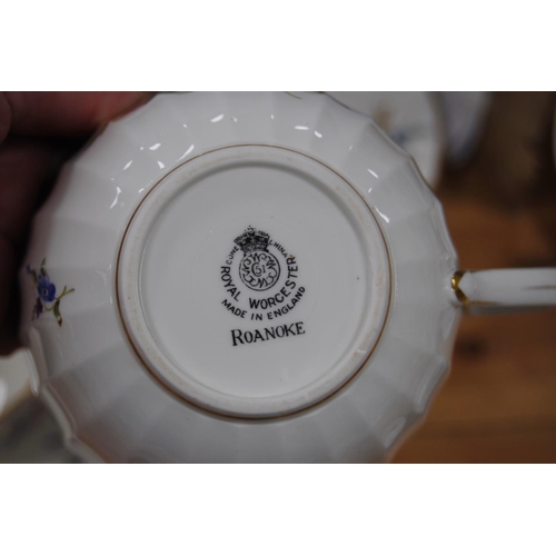 85 - Minton part tea set with floral decoration (21), Royal Worcester 'Roanoke' breakfast cups and saucer... 