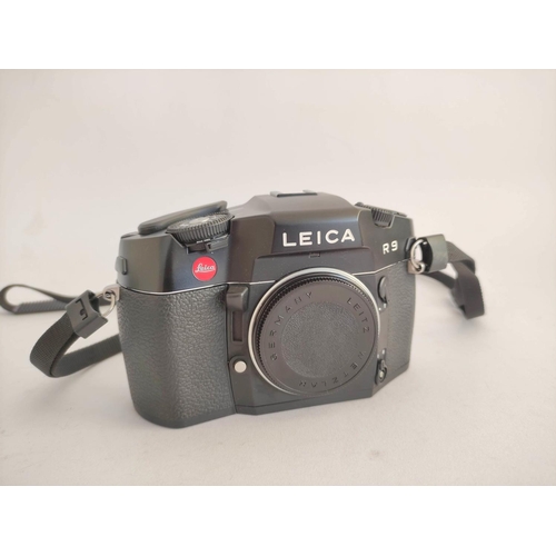 447 - Leica R9 SLR camera body, black, serial no. 2882832, with strap & box.