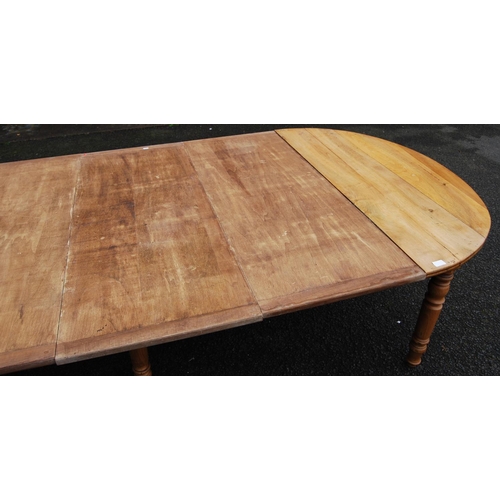 386 - French walnut extending dining table, with four additional leaves, on six turned supports, 67cm wide... 