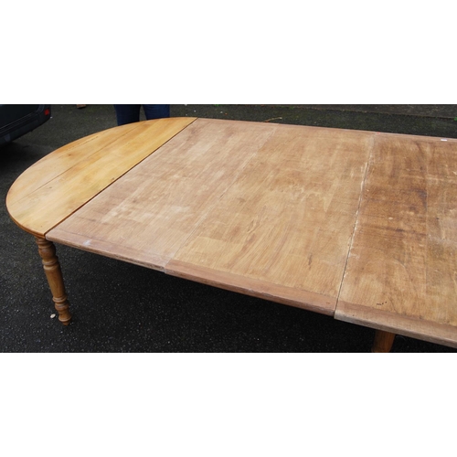 386 - French walnut extending dining table, with four additional leaves, on six turned supports, 67cm wide... 