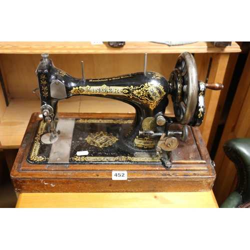 452 - Vintage Singer sewing machine J734320.