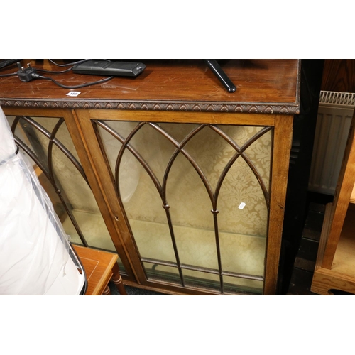 455 - Mahogany two door display cabinet, 103cm wide.