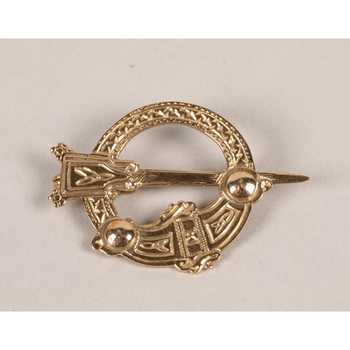106 - 9 carat yellow gold Celtic design brooch; gross weight 4.4g