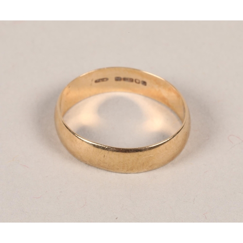 119 - 9 carat yellow gold band; gross weight 2.1g