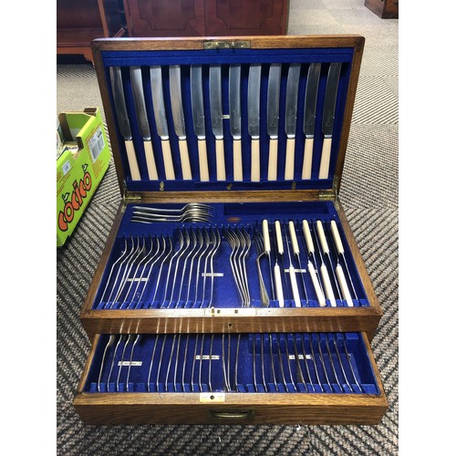 336 - Oak cased canteen of flatware